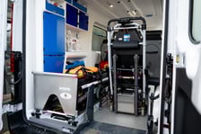 <p>Wewnątrz znajduje się nowoczesny sprzęt zapewniający wygodę i opiekę przy transporcie międzyoddziałowym</p>