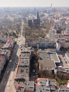<p>Podw&oacute;rko&nbsp;w obrębie ulic&nbsp;Barlickiego, Nowowiejską, Orzeszkowej i Wyszyńskiego, w stanie obecnym - niedługo przejdzie remont</p>