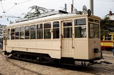 <p>Zabytkowy tramwaj LH Standard w przedwojennym, piaskowym malowaniu.&nbsp;</p>