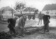 <p>Robotnicy przymusowi w Niemczech, lokalizacja nieznana, zdjęcie ilustracyjne. Wśr&oacute;d robotnik&oacute;w przymusowych skierowanych do Breslau, byli także rodzice Petera Bozicia. Nie wiemy gdzie byli zakwaterowani. Czy był to ob&oacute;z pracy, czy kamienica przy ulicy Glinianej.&nbsp;</p>