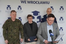 W drugim rzędzie od lewej strony: płk Edward Chyła, dowódca16 DBOT, Beata Freier, dyrektor Uniwersyteckiego Szpitala klinicznego we Wrocławiu, Dariusz Staniów, dyrektor Wydziału Bezpieczeństwa i Zarządzania Kryzysowego DUW.