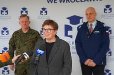 Od lewej strony: płk Edward Chyła, dowódca16 DBOT, Beata Freier, dyrektor Uniwersyteckiego Szpitala klinicznego we Wrocławiu, Dariusz Staniów, dyrektor Wydziału Bezpieczeństwa i Zarządzania Kryzysowego DUW.