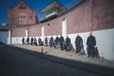 <p>Szkolenie mundurowych przewodnik&oacute;w i ich ps&oacute;w służbowych z ZK1 przy Kleczkowskiej</p>