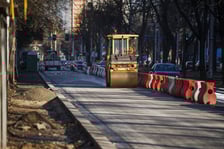 <ul>
<li><strong>50,9 mln zł</strong> &ndash; budowa buspasa na Jagodno</li>
<li><strong>14,1 mln zł</strong> &ndash; remont ul. Powstańc&oacute;w Śląskich</li>
<li><strong>11,2 mln zł</strong> &ndash; budowa 1 km drogi osiedlowej</li>
<li><strong>2 mln zł</strong> &ndash; koszt iluminacji świątecznych w 2025 r.</li>
<li><strong>1,9 mln zł</strong> &ndash; budowa 1 km ścieżki rowerowej</li>
<li><strong>1,6 mln zł</strong> &ndash; budowa 100 m trasy tramwajowej (podw&oacute;jnej) z trakcją</li>
<li><strong>761 tys. zł</strong> &ndash; budowa 1 km chodnika o szerokości 3 m</li>
<li><strong>299 tys. zł</strong> &ndash; budowa wyniesionego przejścia dla pieszych z doświetleniem</li>
<li><strong>17,5 tys. zł</strong> &ndash; montaż latarni</li>
<li><strong>750 zł</strong> &ndash; montaż znaku drogowego</li>
<li><strong>315 zł</strong> &ndash; namalowanie przejścia dla pieszych</li>
</ul>