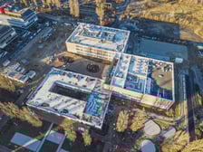 <ul>
<li><strong>90 mln zł</strong> &ndash; koszt budowy Zespołu Szkolno-Przedszkolnego przy ul. Zwycięskiej</li>
<li><strong>25 mln zł</strong> &ndash; rozbudowa Szkoły Podstawowej nr 6 przy ul. Gorlickiej</li>
<li><strong>15,5 mln zł</strong> &ndash; nowe ośmiooddziałowe przedszkole przy ul. Rogowskiej</li>
<li><strong>5 mln zł</strong> &ndash; termomodernizacja elewacji VIII LO przy ul. Jantarowej</li>
<li><strong>3,7 mln zł</strong> &ndash; remont i docieplenia dach&oacute;w oraz elewacji budynk&oacute;w Przedszkola nr 104 przy ul. Niedźwiedziej</li>
<li><strong>1,5 mln zł</strong> &ndash; Studencki Program Stypendialny</li>
<li><strong>2641 zł</strong> &ndash; miesięczne utrzymanie jednego dziecka w przedszkolu publicznym</li>
<li><strong>1573 zł</strong> &ndash; miesięczne utrzymanie ucznia szkoły podstawowej</li>
</ul>