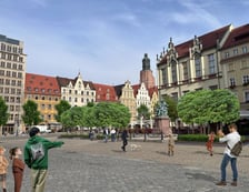 <ul>
<li><strong>ok. 5 mln zł</strong> - zazielenianie wrocławskiego Rynku i ul. Świdnickiej</li>
<li><strong>11 mln zł</strong> &ndash; koszty miesięcznego utrzymania czystości i porządku na terenie gminy Wrocław w sezonie zimowym (obejmują pas drogowy oraz tereny zewnętrzne)</li>
<li><strong>8,8 mln zł</strong> &ndash; koszty miesięcznego utrzymania czystości i porządku na terenie gminy Wrocław w sezonie letnim (obejmuje pas drogowy oraz tereny zewnętrzne)</li>
<li><strong>1 mln zł</strong> &ndash; budowa małego placu zabaw (do 200 mkw.)</li>
<li><strong>6,6 mln zł</strong> &ndash; roczne utrzymanie schroniska dla zwierząt</li>
<li><strong>63 tys zł</strong> &ndash; miesięczne utrzymanie Parku Południowego</li>
<li><strong>8 tys. zł</strong> &ndash; dopłata do wymiany jednego pieca</li>
<li><strong>7 tys. zł</strong> &ndash; zakup i montaż ławki parkowej oraz ławki w przestrzeni miejskiej</li>
<li><strong>5 tys. zł</strong> &ndash; zakup i montaż kosza na śmieci w parku</li>
<li><strong>42 zł &ndash;</strong> dzienne utrzymanie psa lub kota w schronisku</li>
</ul>