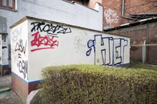 <p>Pośr&oacute;d zwykłych bazgroł&oacute;w, niekt&oacute;re napisy są zakamuflowaną mową nienawiści</p>