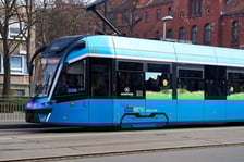 Wiosennie ozdobiony tramwaj we Wrocławiu