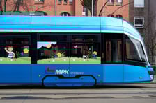 Wiosennie ozdobiony tramwaj we Wrocławiu