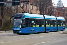 Wiosennie ozdobiony tramwaj we Wrocławiu