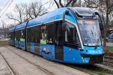 Wiosennie ozdobiony tramwaj we Wrocławiu