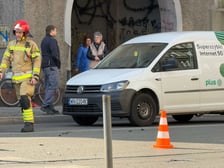 Wypadek  u zbiegu ulic Święto Wincentego i Trzebnickiej. Motocyklista został potrącony przez taksówkę