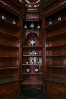 <p>Apteka pod Słońcem sprzedana - zabytkowe meble zostają</p>