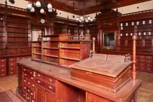 <p>Apteka pod Słońcem sprzedana - zabytkowe meble zostają</p>