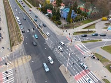 Widok z lotu ptaka na skrzyżowanie Powstańców Śląskich z Krzycką i Waligórskiego. Zdjęcia z 28.03.2026 r.