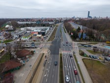 Widok z lotu ptaka na skrzyżowanie Powstańców Śląskich z Krzycką i Waligórskiego. Zdjęcia z 28.03.2026 r.