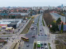Widok z lotu ptaka na skrzyżowanie Powstańców Śląskich z Krzycką i Waligórskiego. Zdjęcia z 28.03.2026 r.