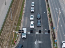 Widok z lotu ptaka na skrzyżowanie Powstańców Śląskich z Krzycką i Waligórskiego. Zdjęcia z 28.03.2026 r.