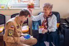 Wręczenie czujek dymu w DPS przy ul. Ciepłej we Wrocławiu