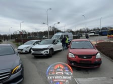 Uszkodzone samochody u zbiegu ul. Pilczyckiej  i ronda Bartoszewskiego, 28.03.2026 r.