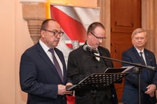 <p>Odsłonięcie popiersia generała J&oacute;zefa Bema we wrocławskim ratuszu</p>