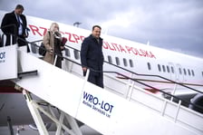 <p>Wizyta Radosława Sikorskiego i Johanna&nbsp;Wadephula w Krzyżowej - ministrowie wylądowali na wrocławskim lotnisku</p>