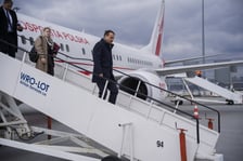 <p>Wizyta Radosława Sikorskiego i Johanna&nbsp;Wadephula w Krzyżowej - ministrowie wylądowali na wrocławskim lotnisku</p>