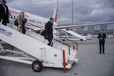 <p>Wizyta Radosława Sikorskiego i Johanna&nbsp;Wadephula w Krzyżowej - ministrowie wylądowali na wrocławskim lotnisku</p>