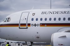 <p>Wizyta Radosława Sikorskiego i Johanna&nbsp;Wadephula w Krzyżowej - ministrowie wylądowali na wrocławskim lotnisku</p>