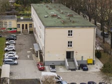 <p>Liceum Og&oacute;lnokształcące nr 6 przy ul. Hutniczej, zdjęcie z drona</p>