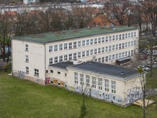<p>Liceum Og&oacute;lnokształcące nr 6 przy ul. Hutniczej, zdjęcie z drona</p>