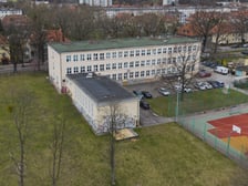 <p>Liceum Og&oacute;lnokształcące nr 6 przy ul. Hutniczej, zdjęcie z drona</p>