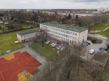 <p>Liceum Og&oacute;lnokształcące nr 6 przy ul. Hutniczej, zdjęcie z drona</p>