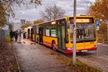 <p>Streetbus na przystanku</p>
