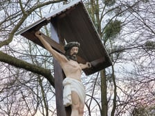 <p>Stuletni krzyż nad Odrą. Marzec 2026.</p>