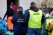 Usuwanie odpadów z podwórka przy ul. Grunwaldzkiej