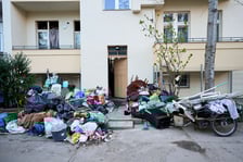 Usuwanie odpadów z podwórka przy ul. Grunwaldzkiej