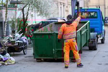 Usuwanie odpadów z podwórka przy ul. Grunwaldzkiej