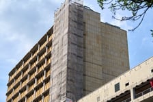 <p>Stan z 2025 roku. Już nie ma szklanej fasady wieży</p>