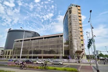 <p>Stan z 2025 roku. Już nie ma szklanej fasady wieży</p>