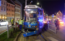 <p>Wypadek autokaru i tramwaju we Wrocławiu, 2 kwietnia</p>