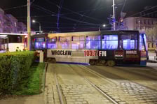 <p>Tramwaj ma złamany pantograf</p>