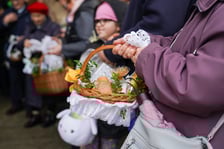 Święcenie pokarmów przed katedrą na Ostrowie Tumskim.