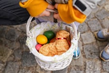 Święcenie pokarmów przed katedrą na Ostrowie Tumskim.