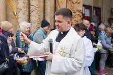 Święcenie pokarmów przed katedrą na Ostrowie Tumskim.