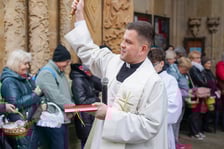 Święcenie pokarmów przed katedrą na Ostrowie Tumskim.