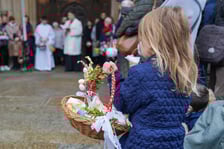 Święcenie pokarmów przed katedrą na Ostrowie Tumskim.