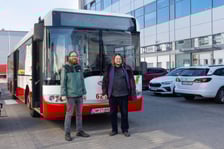 Przekazanie autobusu #624 (dawniej 2011). Na zdjęciu prezes KSTM Krzysztof Kołodziejczyk i prezes DLA Mirosław Zieliński