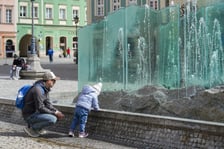 Wrocławskie fontanny w śmigus-dyngus. Dziś najwytrwalej - i najpiękniej - lały wodę