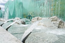 Wrocławskie fontanny w śmigus-dyngus. Dziś najwytrwalej - i najpiękniej - lały wodę